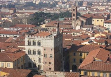 Sotto da sinistra, Bettazzi Giacomelli e Mazzoni Di fianco, il centro storico visto dall’alto