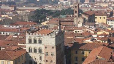 Sotto da sinistra, Bettazzi Giacomelli e Mazzoni Di fianco, il centro storico visto dall’alto