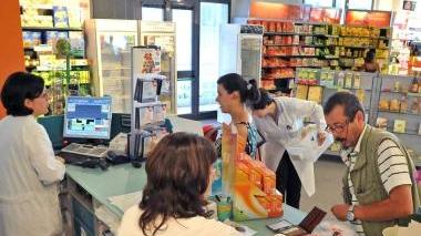La farmacia comunale di viale Adua: personale e clienti alle prese coi nuovi ticket