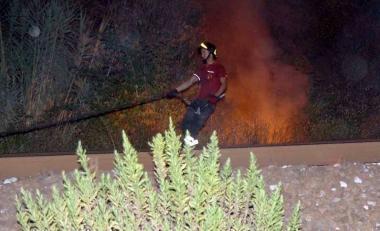 Le sterpaglie a fuoco lungo la ferrovia vicino alla Fermet 