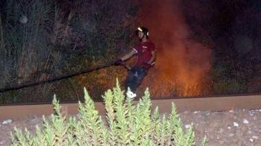 Le sterpaglie a fuoco lungo la ferrovia vicino alla Fermet