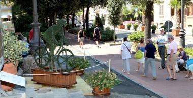 Una delle creazioni verdi installate sul viale Verdi, assieme alle palme, in vista delle sfilate delle miss del 25 e 29 agosto 