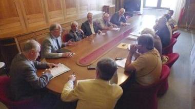 A fianco, un momento dell’incontro in Prefettura con Galantini, le istituzioni locali e la Cgil. Sotto, lo striscione dei lavoratori dei Cantieri