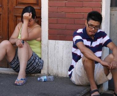Il dolore dei parenti di Wen Aiqin e unimmagine della vittima A destra il sopralluogo dei carabinieri in via Attilio Nuti   