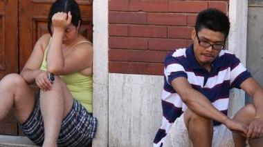 Il dolore dei parenti di Wen Aiqin e un’immagine della vittima A destra il sopralluogo dei carabinieri in via Attilio Nuti