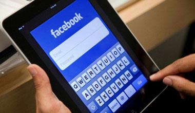 Rischia il linciaggio per gli sfottò su Facebook, salvato dai carabinieri
