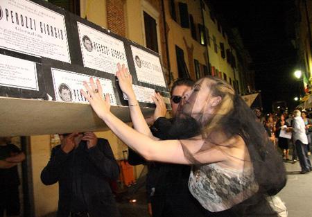«Amici miei», il funerale inedito sfila per le vie di Pietrasanta