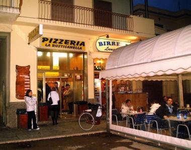 Sotto, la storica pizzeria Rusticanella in Passeggiata