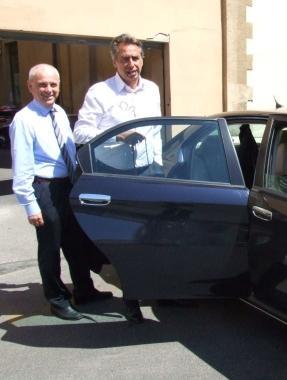 Kutufà e Cosimi stanno per salire sull’auto blu del Comune per andare in missione a Roma