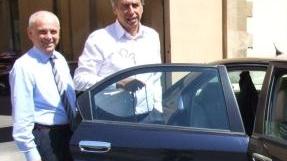 Kutufà e Cosimi stanno per salire sull’auto blu del Comune per andare in missione a Roma