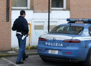 Truffano un anziano vestiti da poliziotti