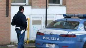 Truffano un anziano vestiti da poliziotti