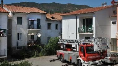 Crolla il tetto di una casa popolare a Rio Marina