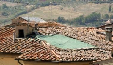 Crolla il tetto di una casa, tanta paura ma nessun ferito