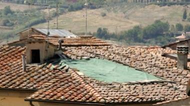 Crolla il tetto di una casa, tanta paura ma nessun ferito