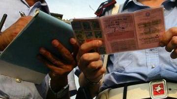 Un controllo di patenti da parte della polizia municipale