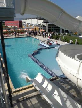 Derubato di 400 euro in piscina