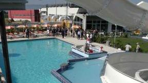 Derubato di 400 euro in piscina