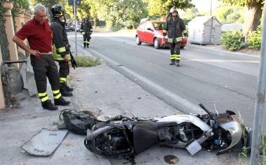 Lo scooter del giovane dopo lo scontro 
