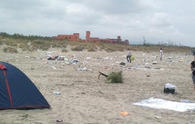 La spiaggia piena di rifiuti per Ferragosto 