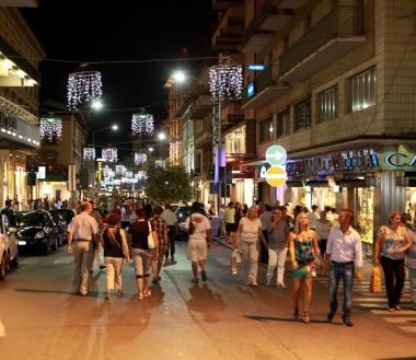 Il centro di Montecatini affollato fino a tarda sera 