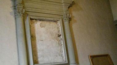 L’altare della chiesa Madonna di Piazza dal quale si è staccato il prezioso dipinto lasciando uno spazio vuoto
