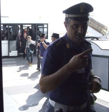 Un agente Polaria in aeroporto 