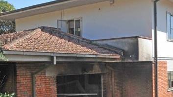 Il garage che ha preso fuoco accanto all’abitazione