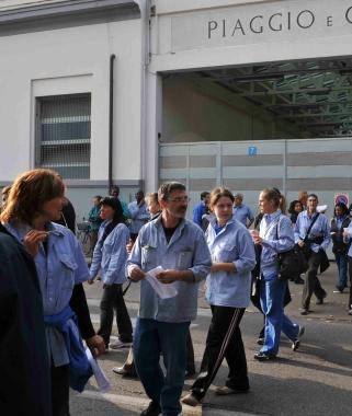 Operai allesterno della Piaggio; per molti di loro ci sono settimane di cassa integrazione 