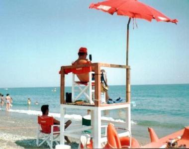 <b>SALVATAGGIO. </b>Bagnini vigilano in spiaggia  