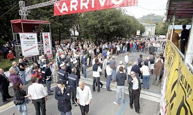 Lo striscione dellarrivo del Gp Ezio Del Rosso nel centro di Montecatini 