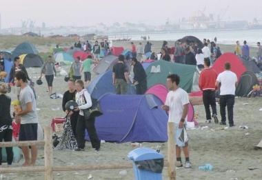 Una spiaggiata al Calambrone: alle sette del mattino si levano le tende     