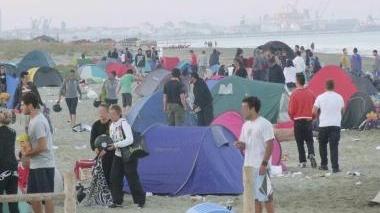 Una spiaggiata al Calambrone: alle sette del mattino si levano le tende