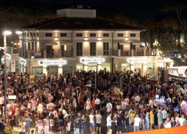 <b>FIESTA.</b> Un momento della Notte Bianca del 2010  