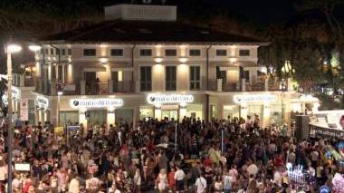 <b>FIESTA.</b> Un momento della Notte Bianca del 2010