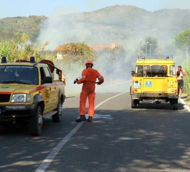 Il personale della Vab e i vigili del fuoco in azione ieri a Monsummano 