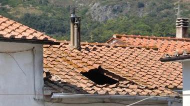 Il tetto crollato in una palazzina di Rio Marina