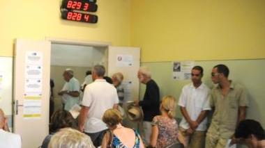 Pazienti in attesa all’ospedale In basso, da sinistra a destra: Lisandro Fava, direttore sanitario dell’Asl, e Giorgio Mura, responsabile del Cup dell’Asl