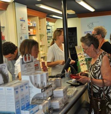 Utenti allinterno della farmacia Nanni   