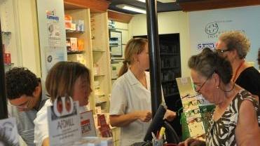 Utenti all’interno della farmacia Nanni