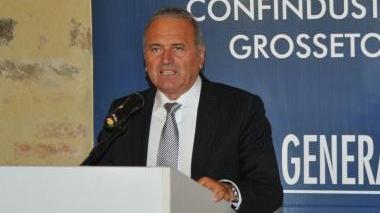 <b>AMAREGGIATO.</b> Il presidente degli Industriali Mario Salvestroni attacca le case madri