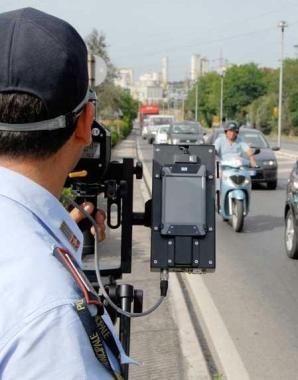 Un agente della polizia municipale con il telelaser in viale Unità d’Italia e l’inizio della ztl per arrivare in piazza Umberto I
