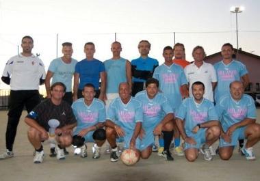 <b>IN TRIONFO.</b> La formazione degli ammogliati del &laquo;Nettuno&raquo; 