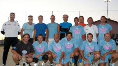 <b>IN TRIONFO.</b> La formazione degli ammogliati del «Nettuno»