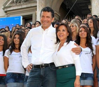 Frizzi e la Mirigliani davanti al municipio  