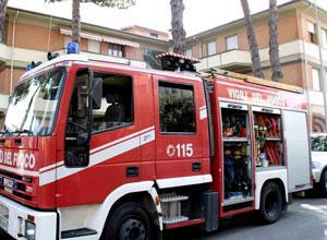 Allarme per un incendio a Torre le fiamme accanto alla provinciale