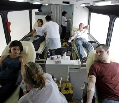 Volontari donano il sangue  