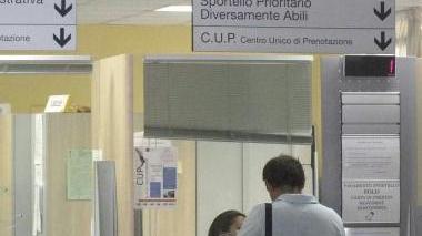 <b>SPORTELLO.</b> Un cittadino chiede informazioni presso un ufficio