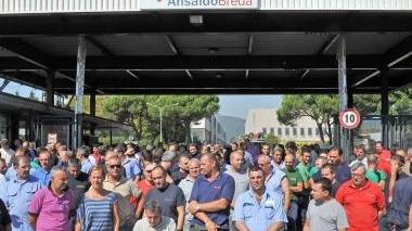 Lavoratori in sciopero davanti ai cancelli di via Ciliegiole