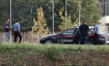 Uno degli arrestati tra due carabinieri (Foto Walter Moretti) 